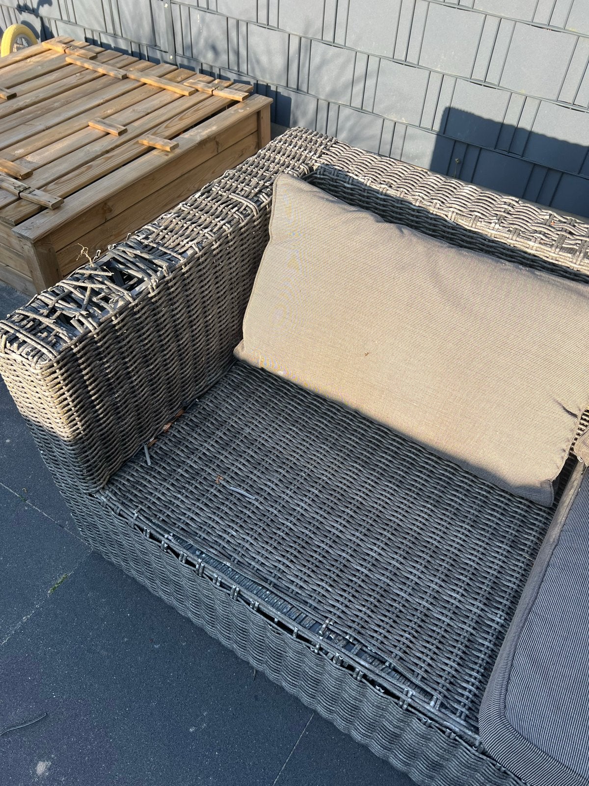 Gratis af te halen: Grijze loungebank, Ophalen, Gebruikt, Loungeset, Wicker