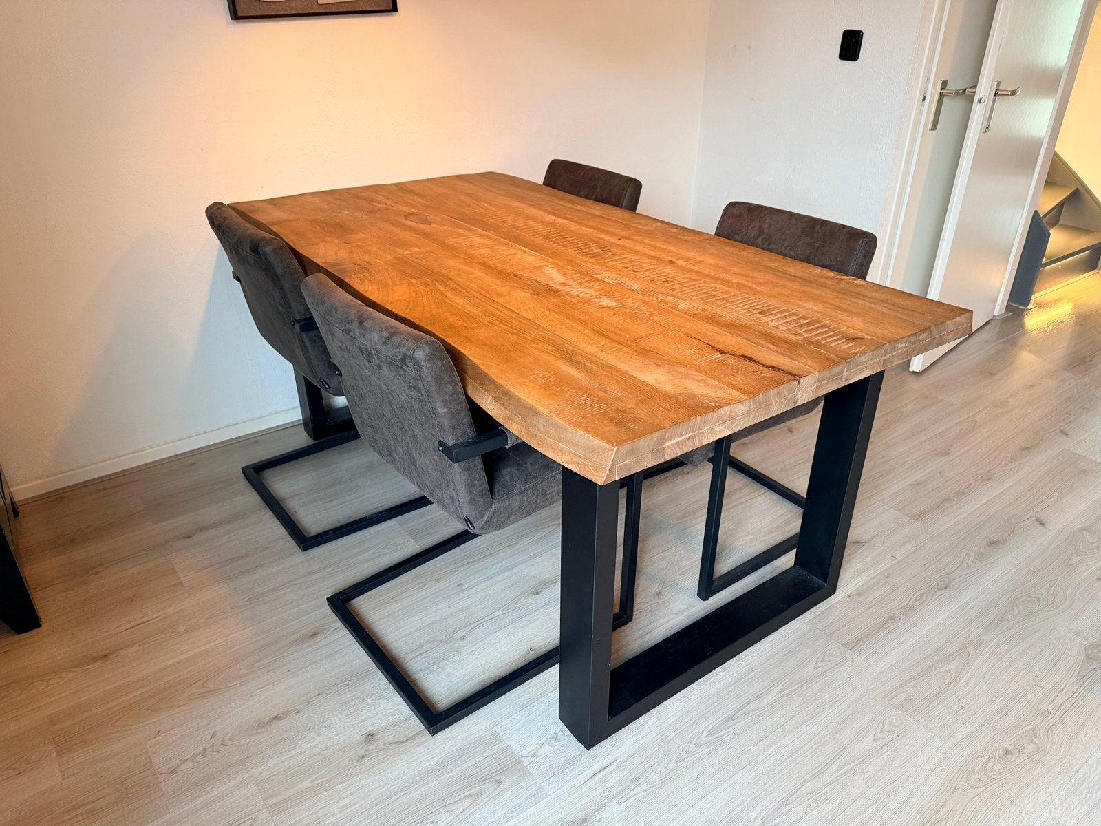Industriële eettafel hout met zwart metalen U-poten, Ophalen, 100 tot 150 cm, Zo goed als nieuw, Vijf personen of meer