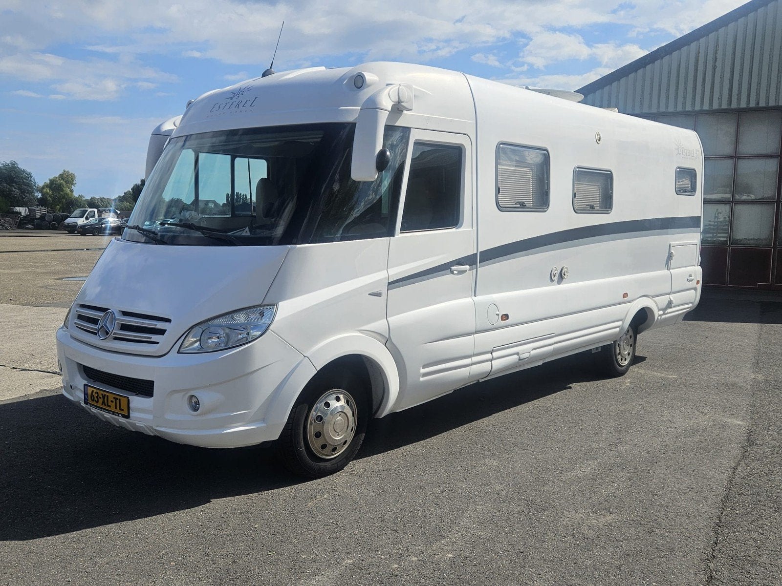 Buiten stalling voor campers en caravans.