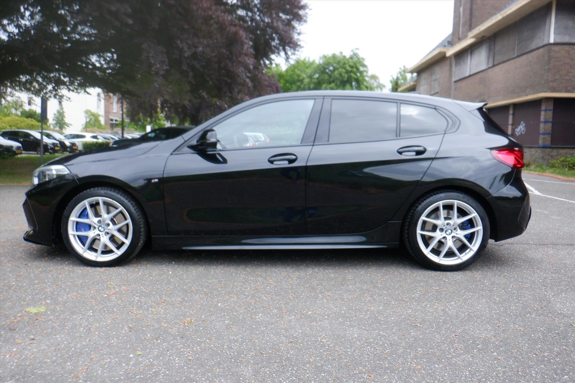 BMW 1-Serie (f40) M135i 320PK 5D Aut. X-DRIVE, Achterwielaandrijving, Gebruikt, Alcantara, Zwart
