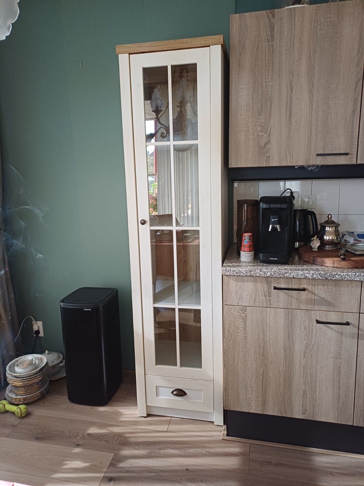 Witte vitrinekast met glazen deuren en lade, Minder dan 50 cm, Gebruikt, Met deur(en), Glas
