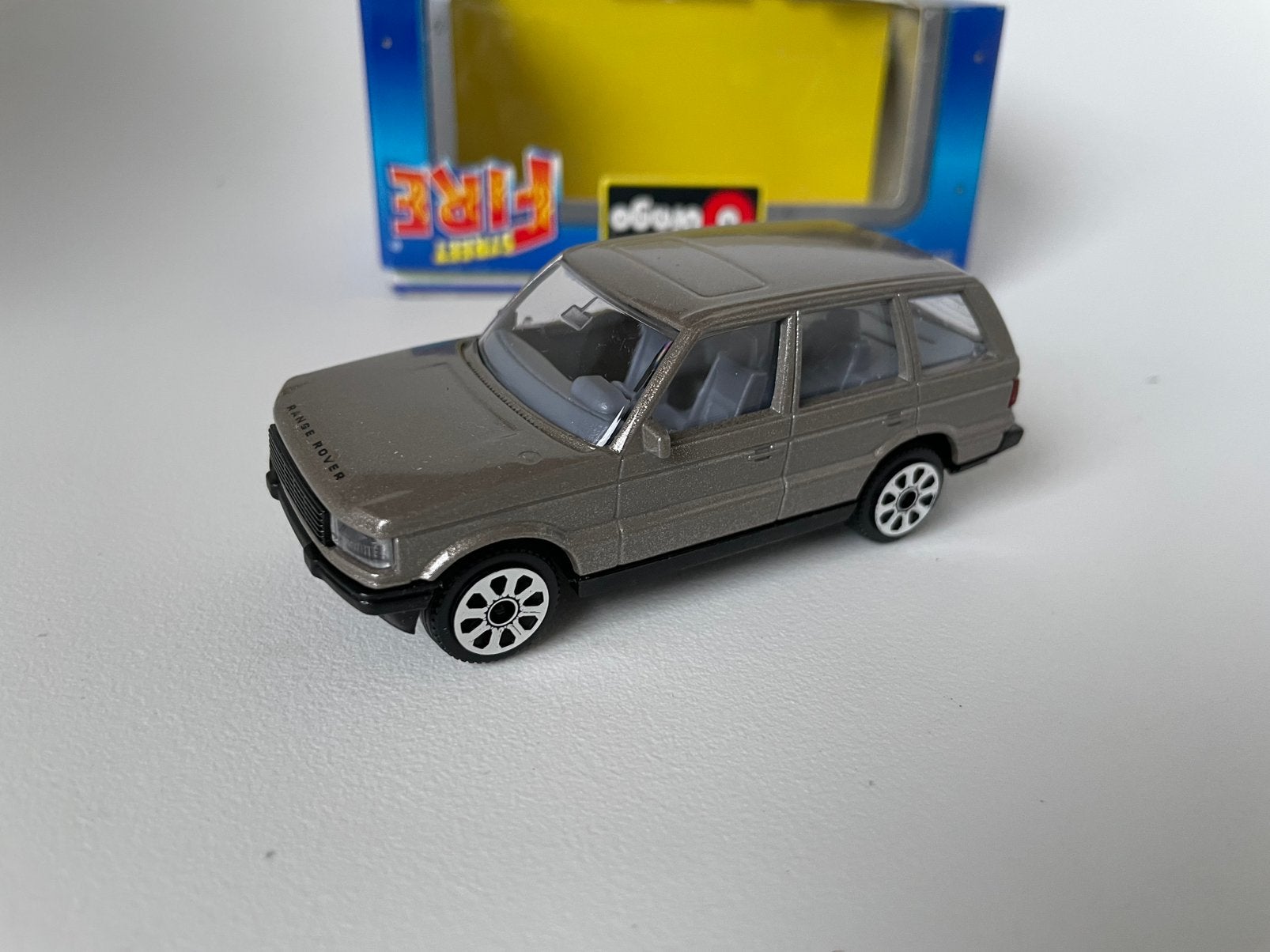 model Land Rover Range Rover, zilvergrijs, 1/43, Bburago, Ophalen of Verzenden, Zo goed als nieuw, Auto