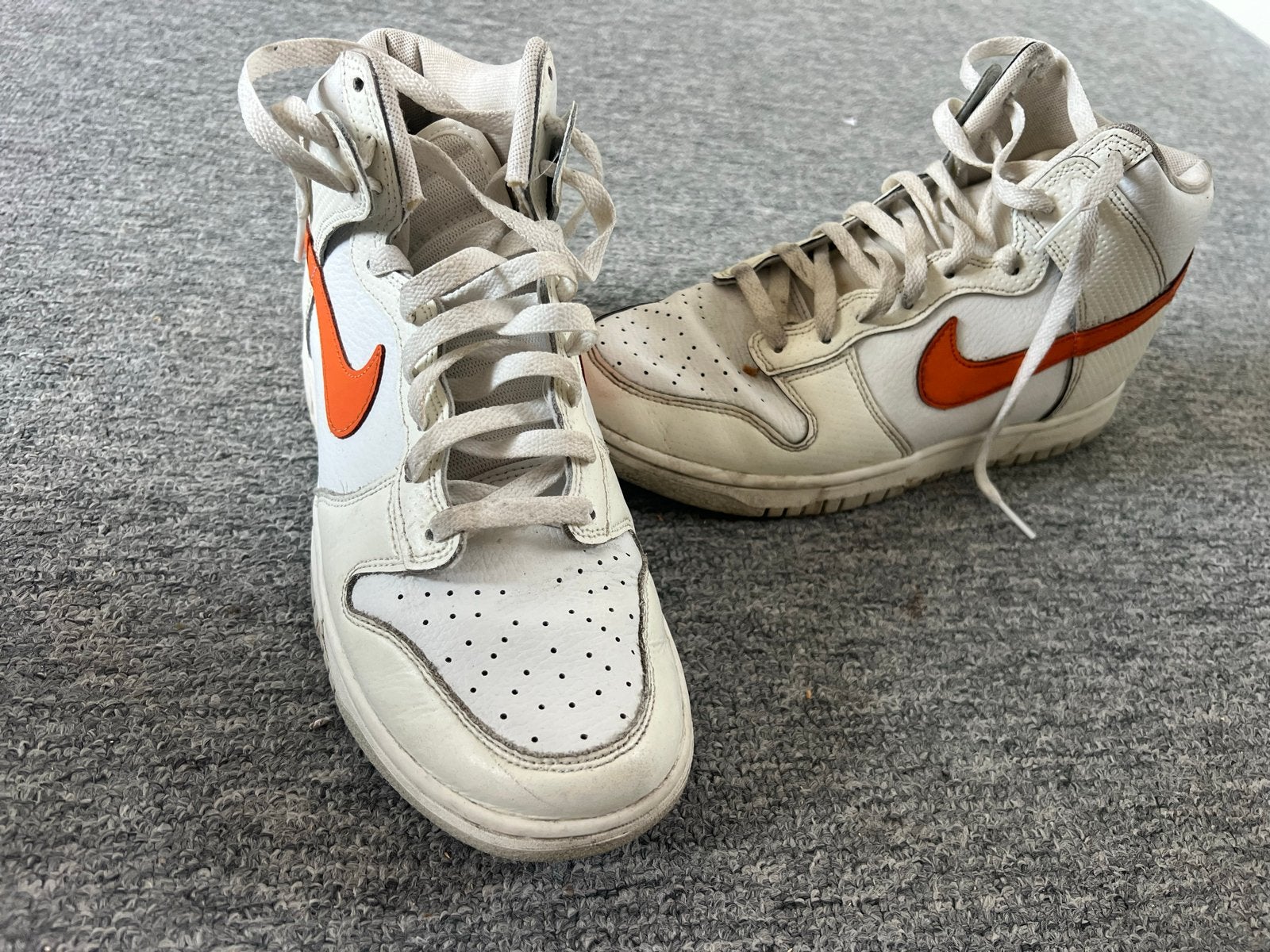 Nike Dunk High Sneakers MAAT 42 - Wit met Oranje Details, Kleding | Dames, Ophalen of Verzenden, Gedragen, Wit, Sneakers of Gympen