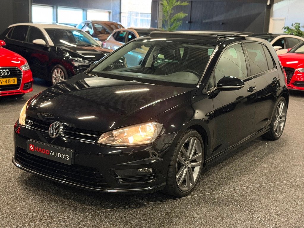 Volkswagen Golf 1.2 TSI Lounge BlueMotion Tech R-Line PANO/N, Voorwielaandrijving, Stof, Gebruikt, Zwart