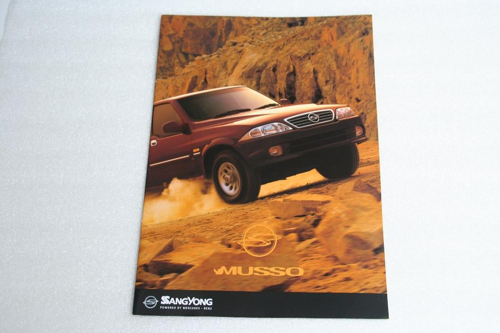 Folder SsangYong Musso + prijslijst + tech spec (11-1998), Ophalen of Verzenden, Nieuw, Overige merken