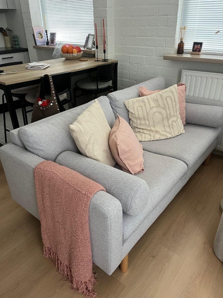 Bank kleur grijs gaat weg vanwege verhuizing, Ophalen, Gebruikt, Tweepersoons, 75 tot 100 cm