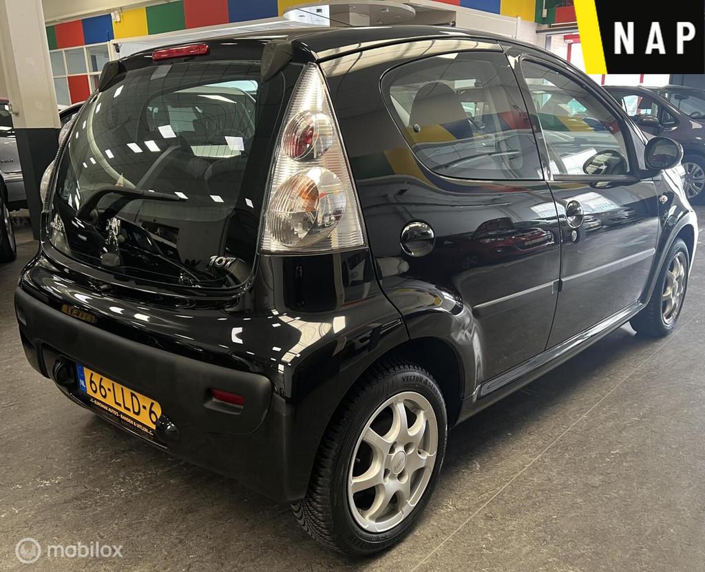 Peugeot 107 1.0-12V Urban Move NAP - Airco - Zuinig, Voorwielaandrijving, Gebruikt, Zwart, 4 stoelen
