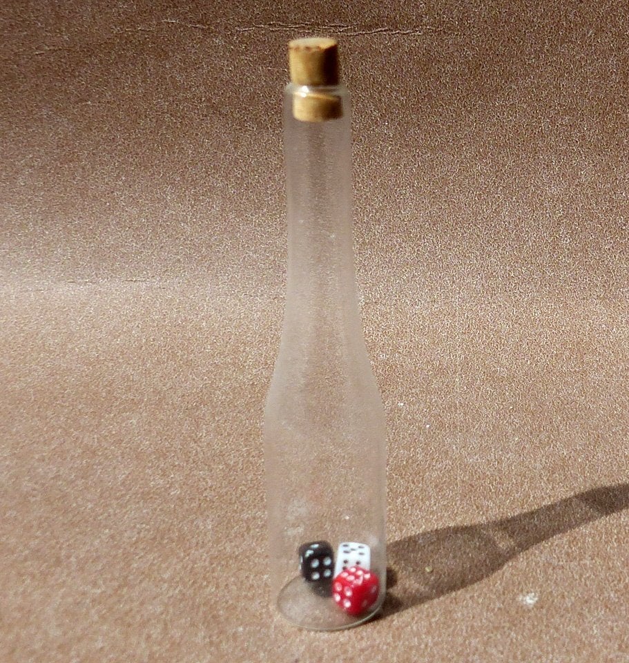 Glazen flesje met mini dobbelsteentjes fles dobbelstenen, Ophalen of Verzenden, Gebruikt, Overige typen