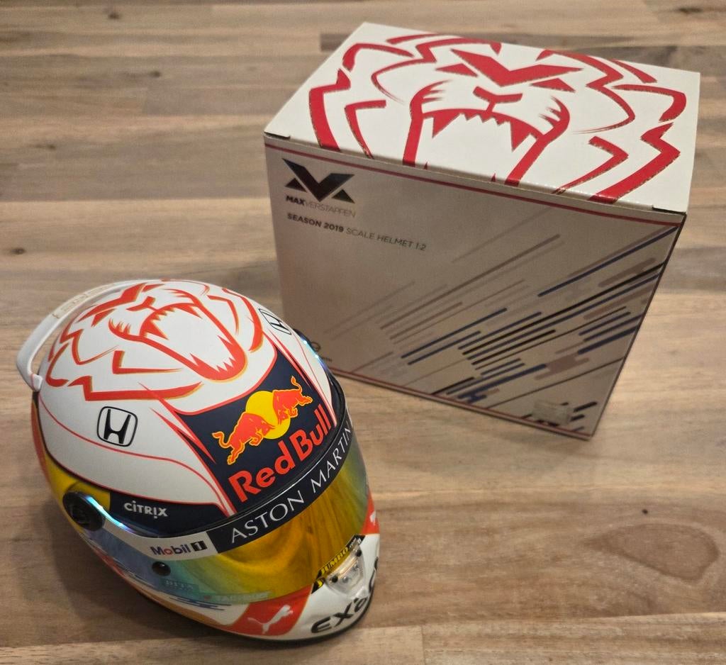 Max Verstappen Schuberth Helm seizoenshelm 2019 1:2 F1 GP, Ophalen of Verzenden, Zo goed als nieuw, Formule 1