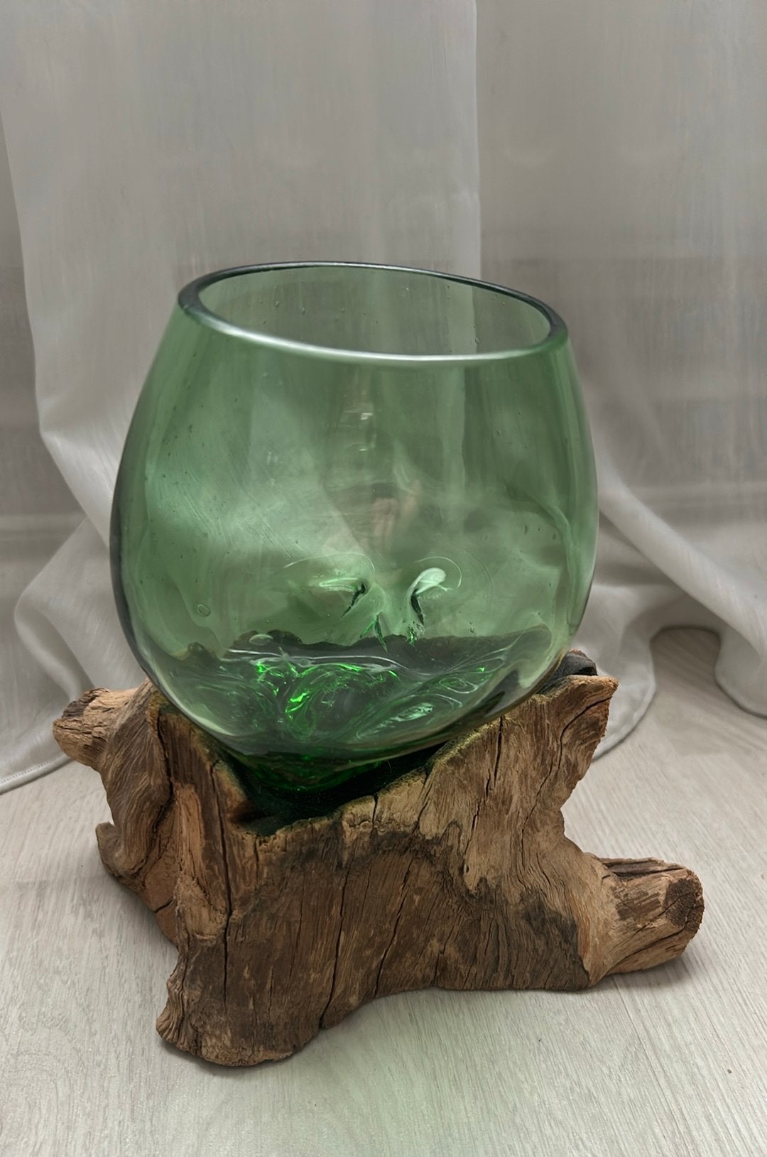 Druppelvaas van groen gerecycled glas op hout, Overige materialen, Nieuw, Ophalen of Verzenden, Minder dan 25 cm