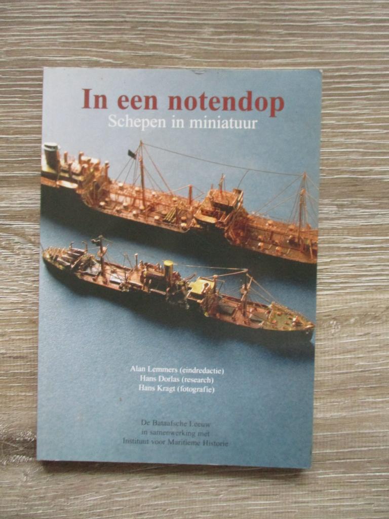 In een notendop'; Schepen in miniatuur - Alan Lemmers e.a., Ophalen of Verzenden, Gelezen