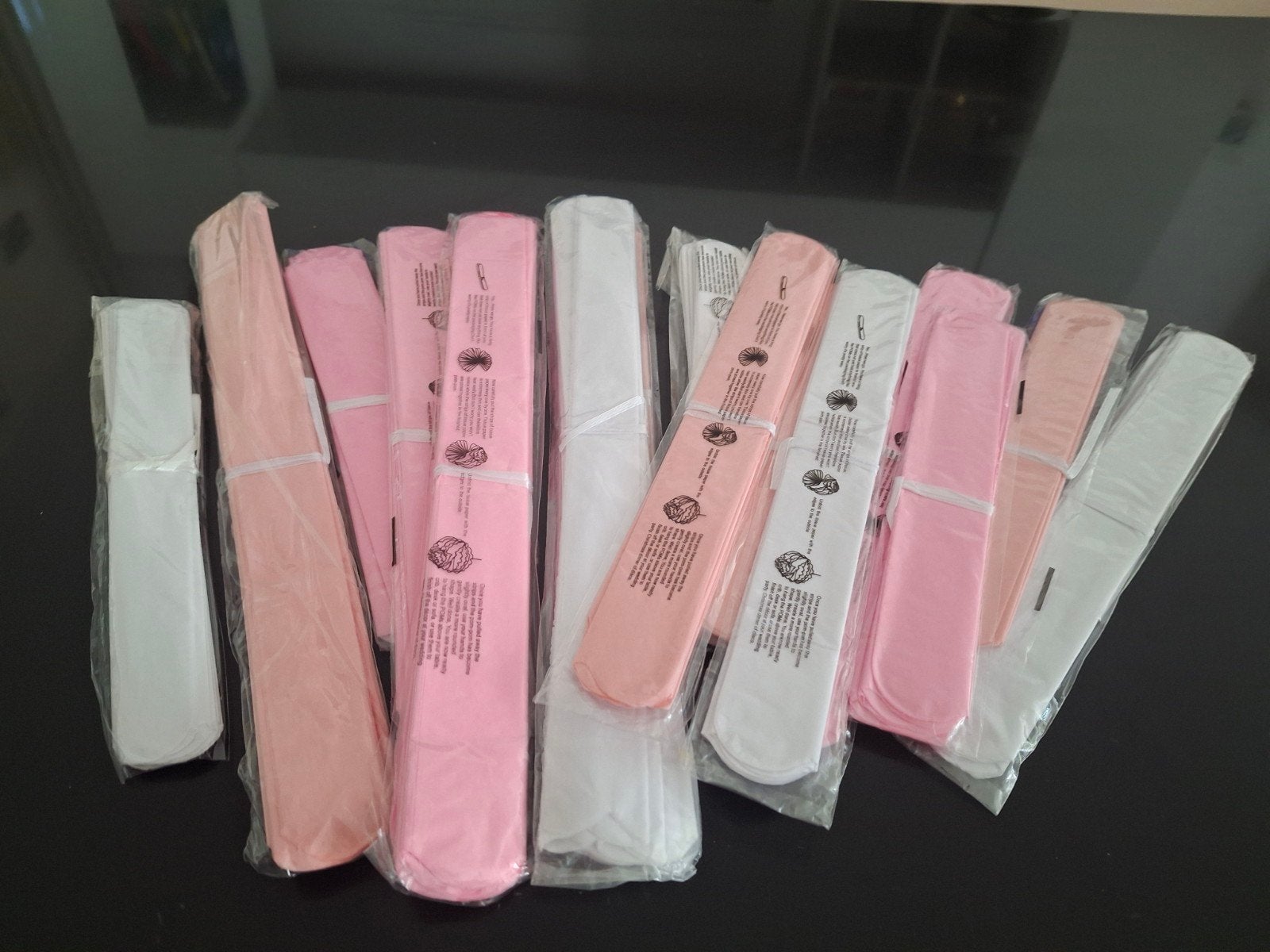 Roze en Witte Papieren Pompons - Feestdecoratie, Ophalen of Verzenden, Nieuw, Versiering, Geboorte of Huwelijk