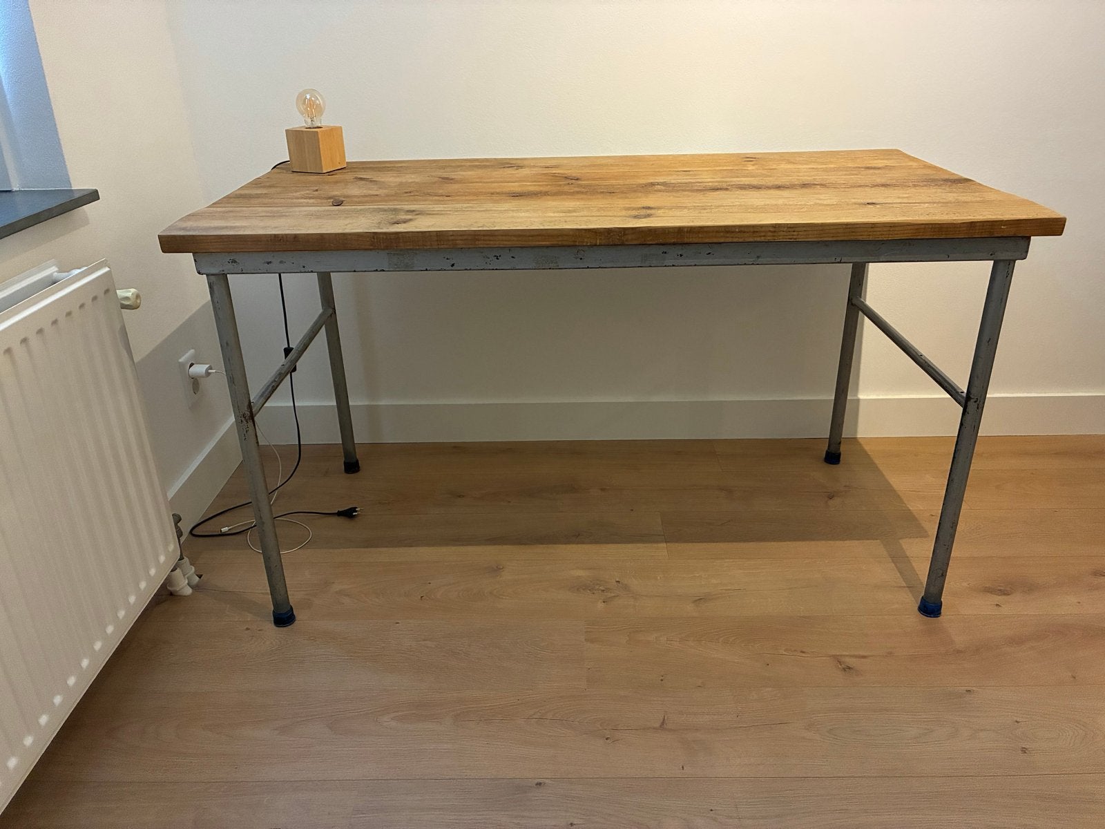 Robuuste houten tafel met metalen onderstel, Huis en Inrichting, Tafels | Eettafels, Ophalen, Gebruikt, 100 tot 150 cm, 50 tot 100 cm