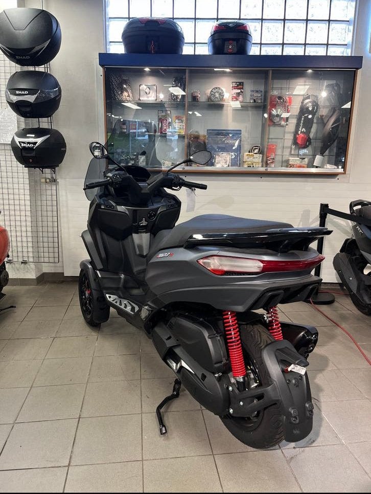 Piaggio 400 cc Sport - Nieuwstaat met fabrieksgarantie, Fietsen en Brommers, Scooters | Piaggio, Ophalen, Zo goed als nieuw, Benzine