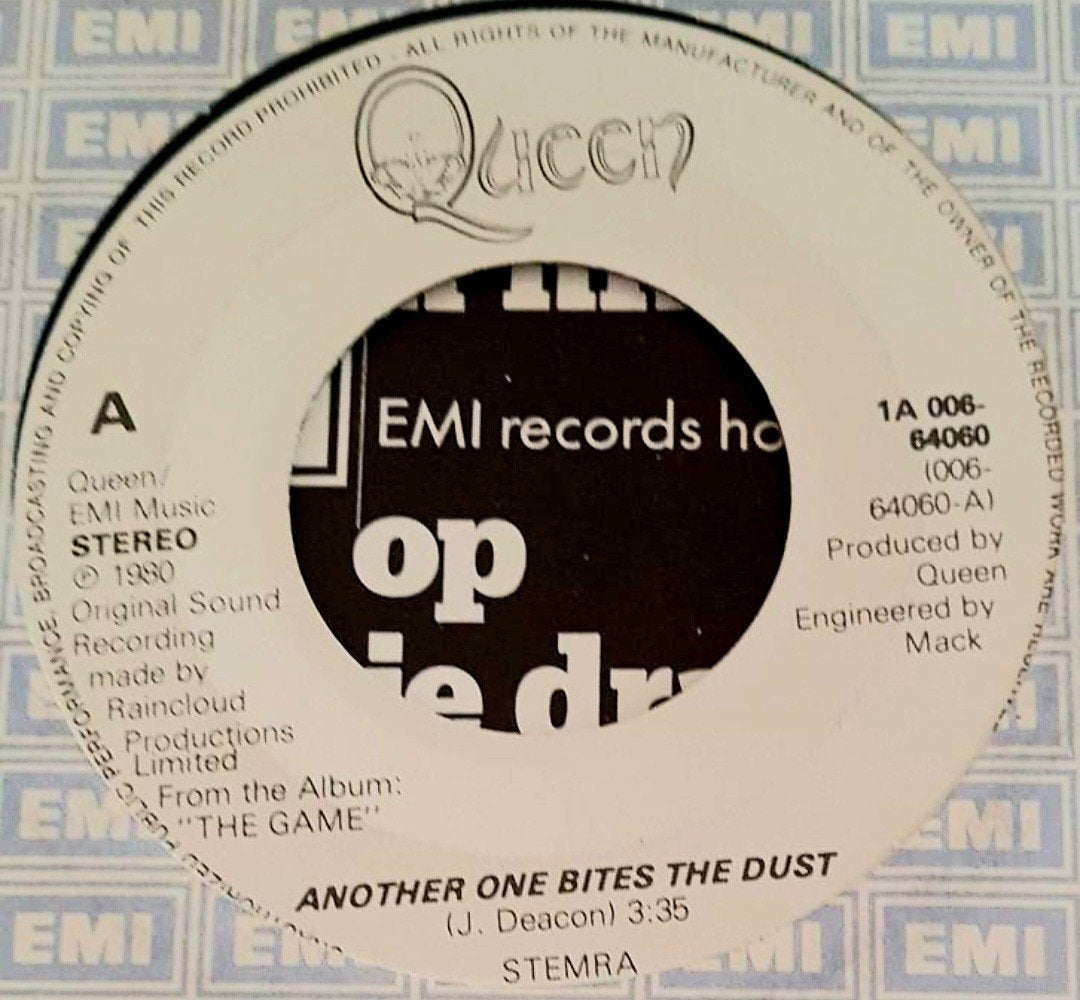 QUEEN - ANOTHER ONE BITES THE DUST, Cd's en Dvd's, Vinyl Singles, Ophalen of Verzenden, Gebruikt, Pop
