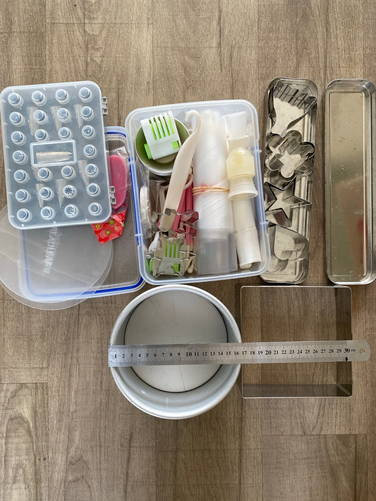 Uitgebreide bakset met bakvormen en decoratiespullen, Ophalen of Verzenden, Gebruikt, Taarten of Cupcakes, Bakvorm