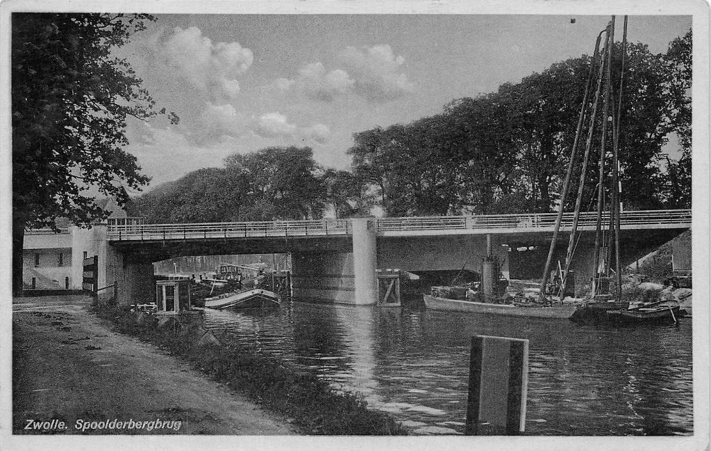 Zwolle - Spoolderbergbrug met boten (oudje), Ophalen of Verzenden, 1920 tot 1940, Ongelopen, Overijssel