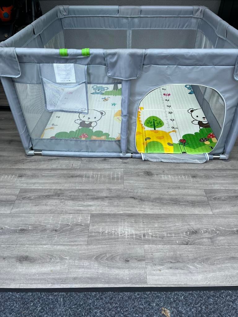 Grijze grondbox met speelmat erin, Ophalen of Verzenden, Gebruikt, Vierkant