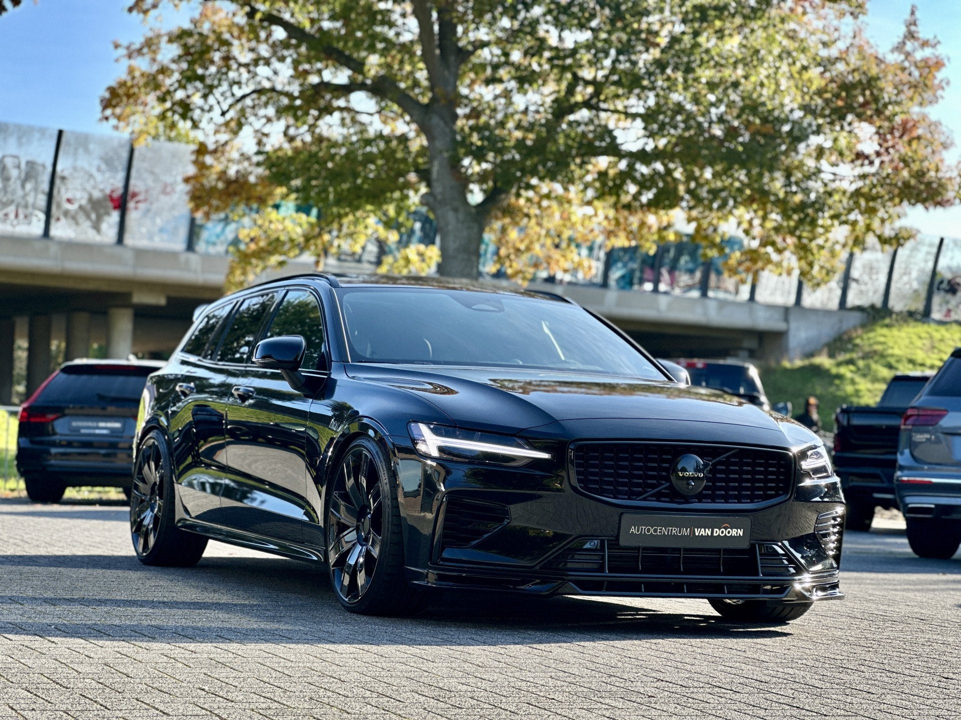 Volvo V60 2.0 T8 Hybrid AWD | Ultra Dark | UNIEK! | Heico pa, Automaat, Verwarmde buitenspiegels, Gebruikt, 4 cilinders