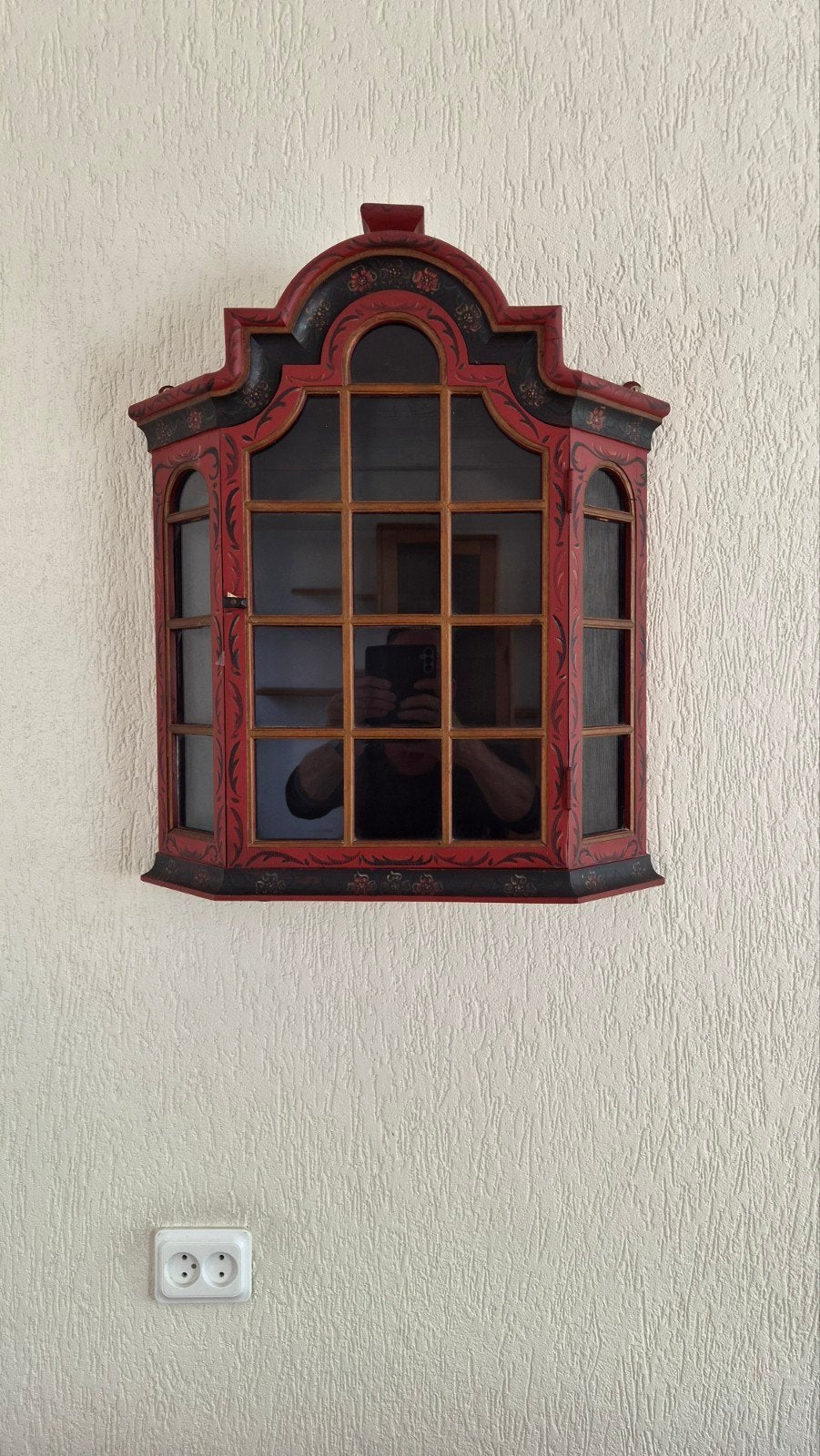 Hinderlooper wandvitrinekastje - Rood en Zwart met Glas, Antiek en Kunst, Ophalen