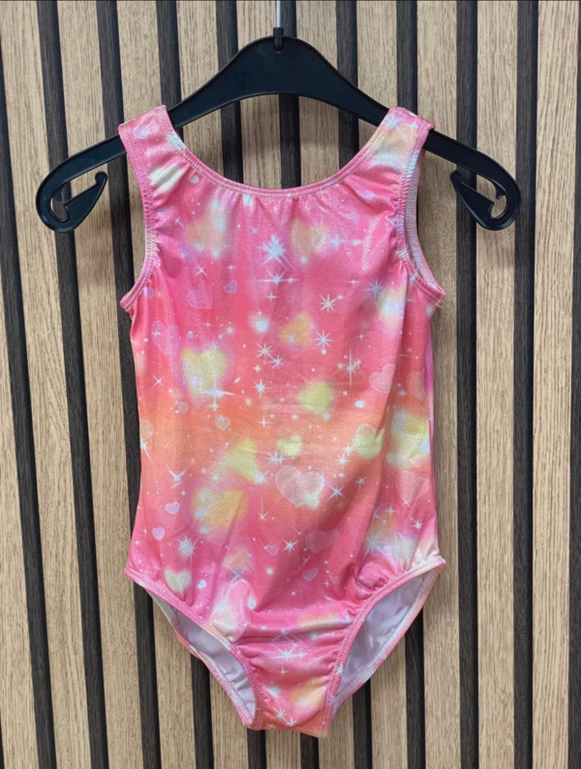 Nieuw roze/geel turnpakje - maat 98/104, Nieuw, Ophalen of Verzenden, Roze, Kleiner dan kindermaat 122