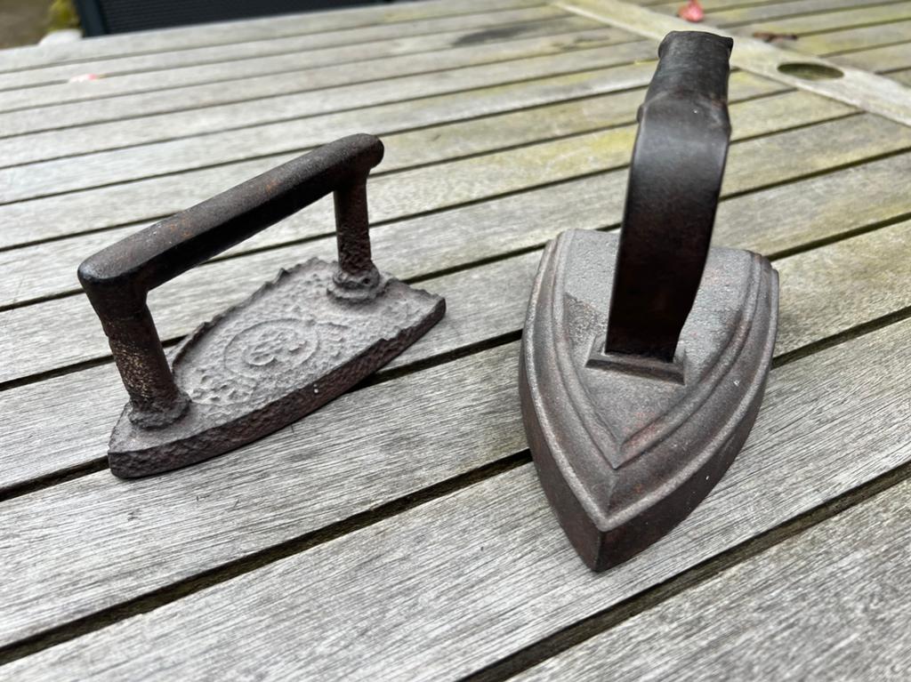 Antieke strijkijzers, 2 stuks, Antiek en Kunst, Verzenden