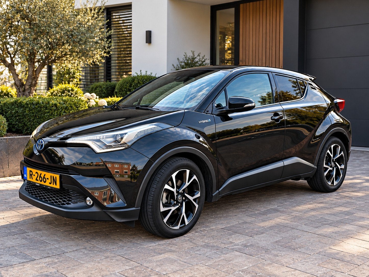 Toyota C-HR Hybrid Automaat | Garantie | 112.560 km | CarPla, Dealer onderhouden, Stof, 725 kg, Zwart