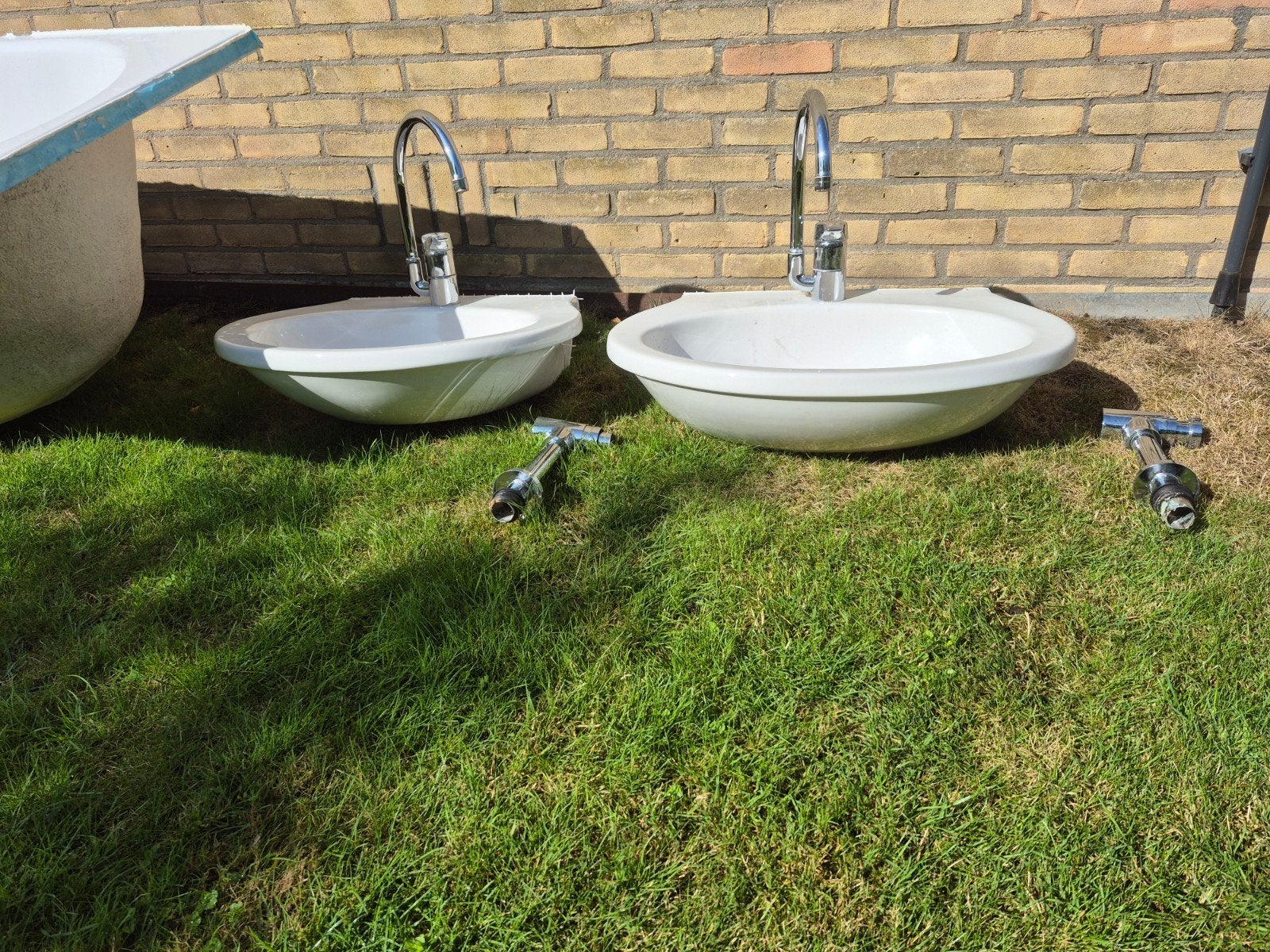 Twee wastafels met kranen, Ophalen, Gebruikt, Chroom, Wastafel
