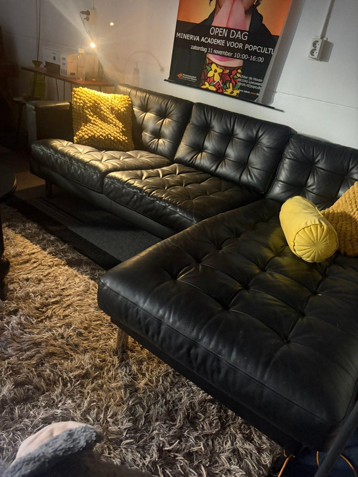 Zwart leren hoekbank ikea, Ophalen, Driepersoons, Zo goed als nieuw, Modern maar gebaseerd op modellen uit de 60er jaren