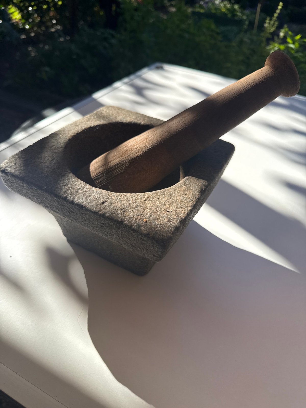Vierkante stenen vijzel met houten stamper, Ophalen