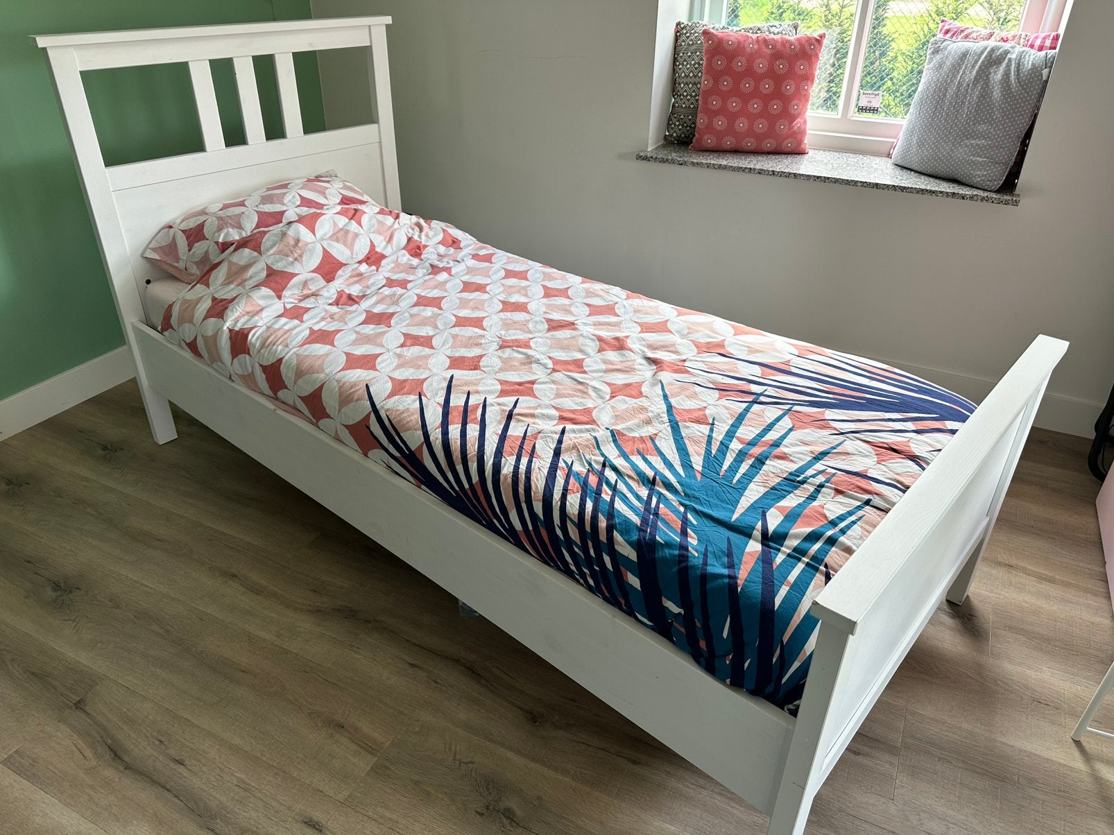 Eenpersoons bed wit (goede staat) tegen elk aannemelijk bod, Huis en Inrichting, Slaapkamer | Bedden, Ophalen, 90 cm, Eenpersoons