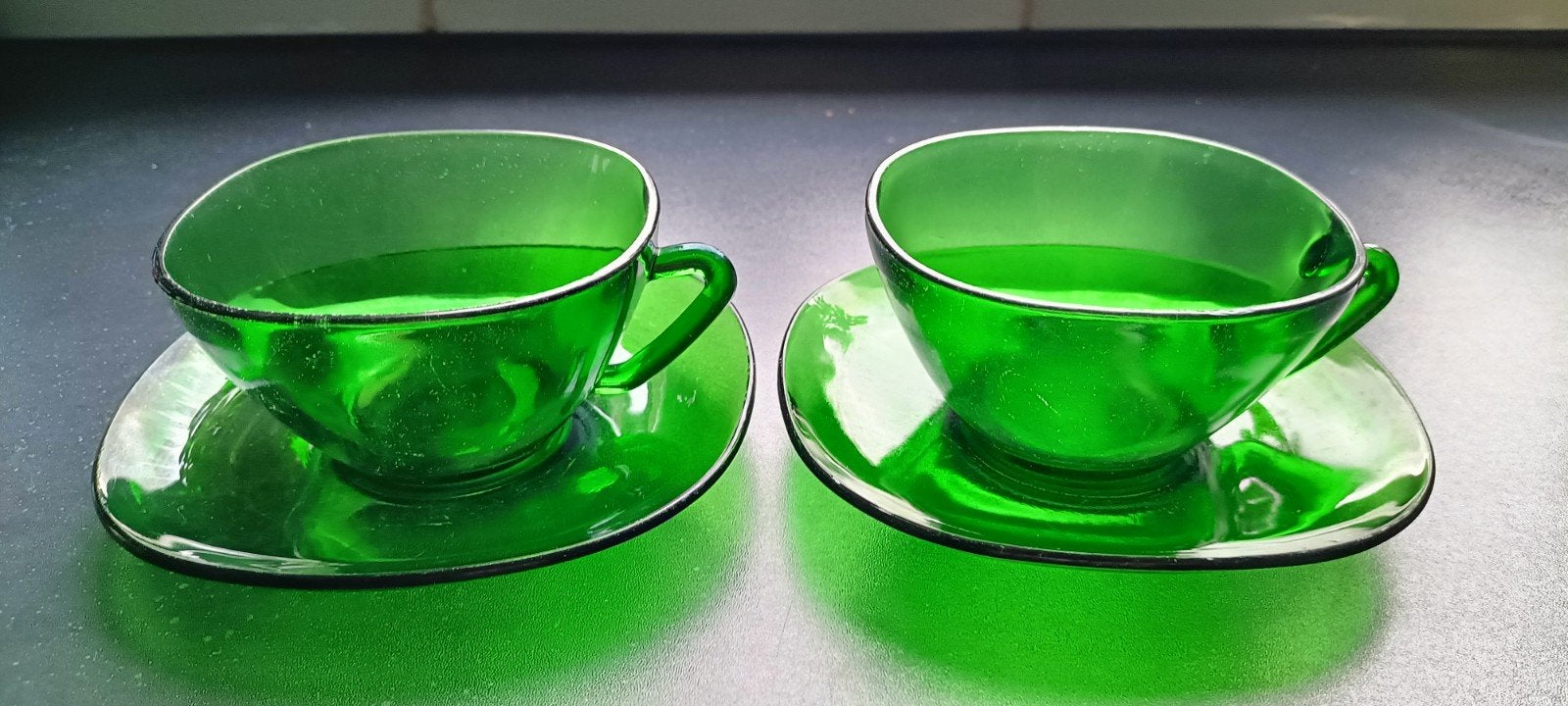 Set van 2 Vintage groene glazen kop en schotels Vereco, Gebruikt, Vintage, Ophalen of Verzenden, Glas