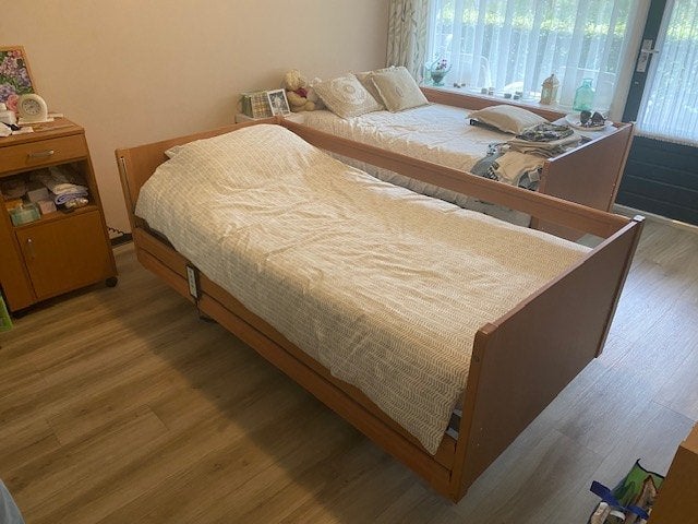 Elbur PB 526 II Hoog Laag Zorg Bed, Huis en Inrichting, Slaapkamer | Bedden, Ophalen, Verstelbaar, 90 cm, Eenpersoons