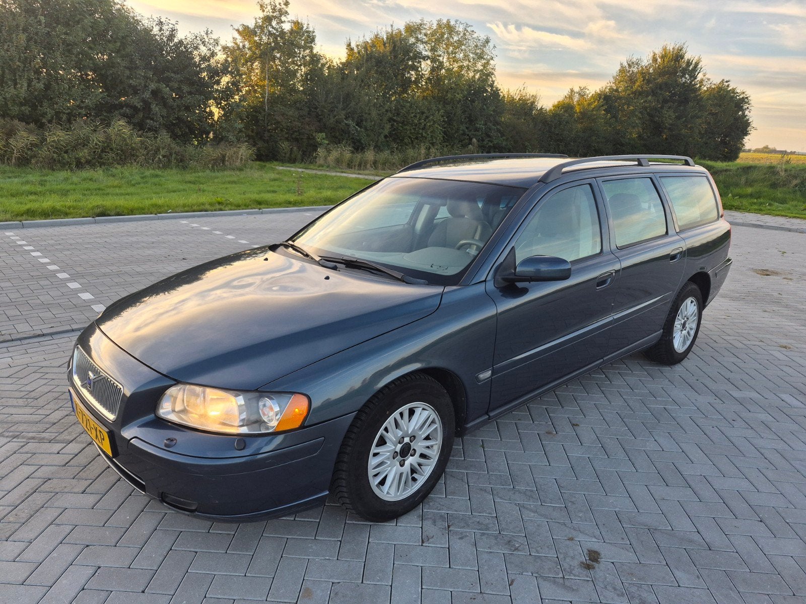 Volvo V70 2.4 140PK AUT 2005 Blauw 7 persoons, 1800 kg, Beige, Blauw, Leder en Stof