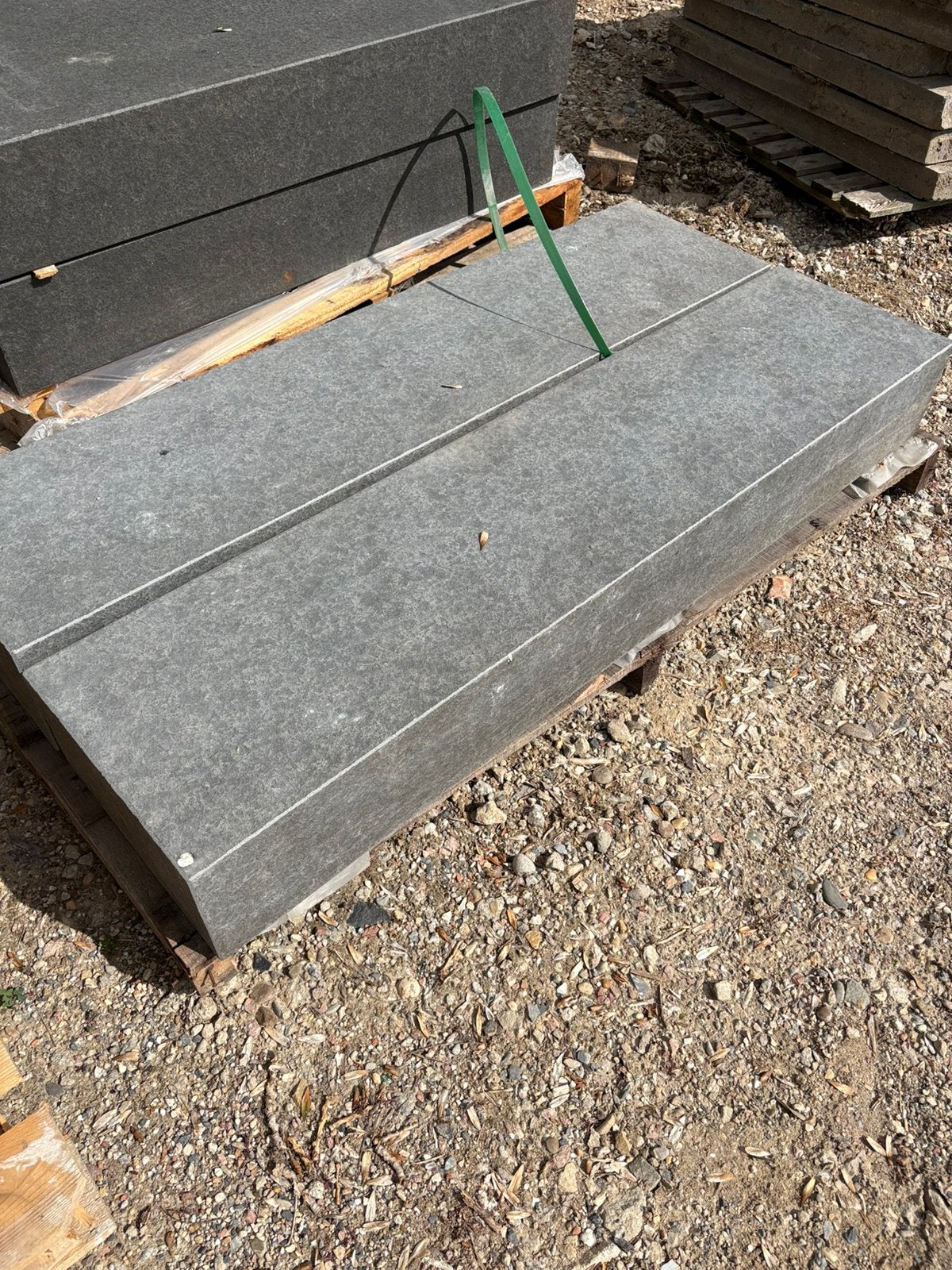 Bloktrede natuursteen vietnam basalt 125x35x15cm nieuw 2 st., Ophalen, 100 tot 200 cm, Blok, 25 cm of meer