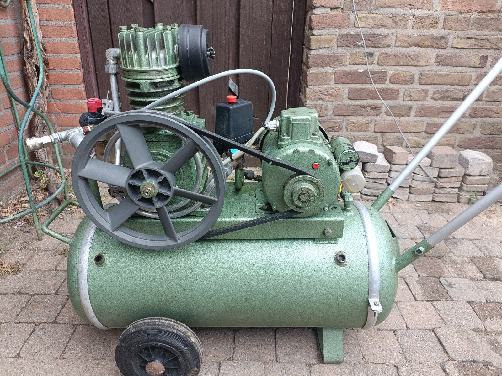 Hoens Compressor BJ1984 - 40L tank, snel gevuld, nieuwe olie, Doe-het-zelf en Verbouw, Gebruikt, 6 tot 10 bar, Ophalen of Verzenden