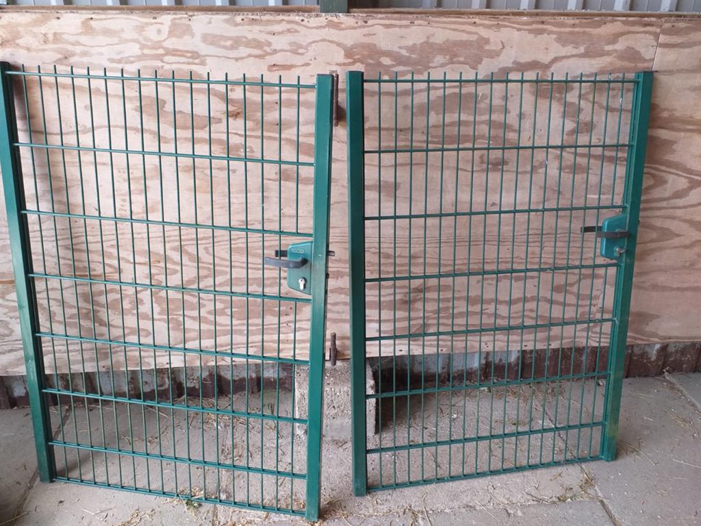 Dubbelstaafs hekwerk + 2 poorten, Tuin en Terras, Tuinhekken en Hekwerk, Ophalen, Met poort, Gebruikt, Dubbelstaafmat hekwerk