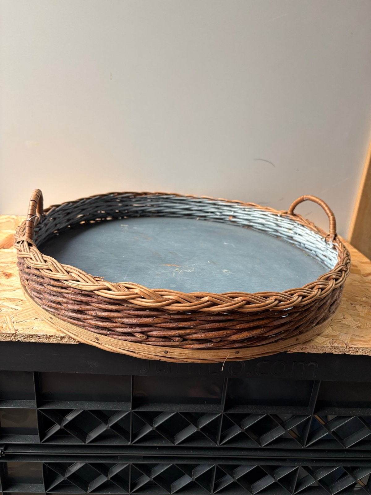 Rond dienblad van gevlochten materiaal met handvatten, Gebruikt, Gevlochten, Natuurlijk materiaal, Rond