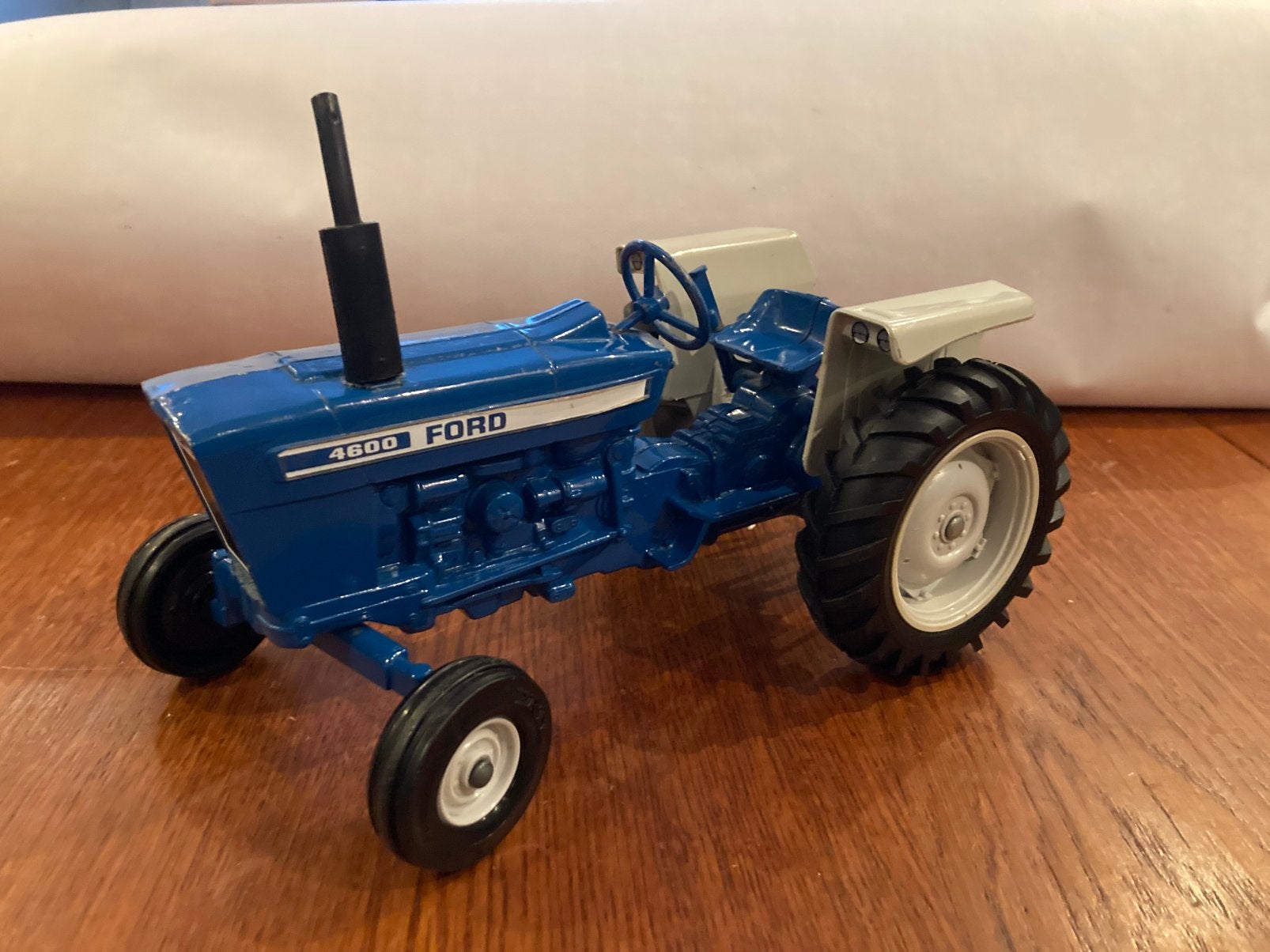 Ford 4600 Ertl 1/12, Ophalen of Verzenden, Zo goed als nieuw, 1:9 t/m 1:12, Overige typen