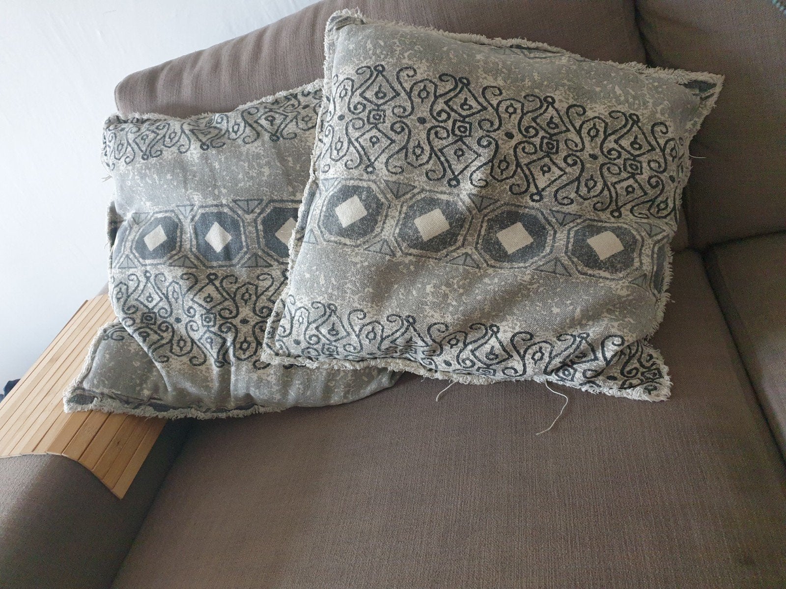 Set van 2 grijze sierkussens met patroon boho zara kussen 🍃, Huis en Inrichting, Met print, Vierkant, Ophalen of Verzenden, Zo goed als nieuw