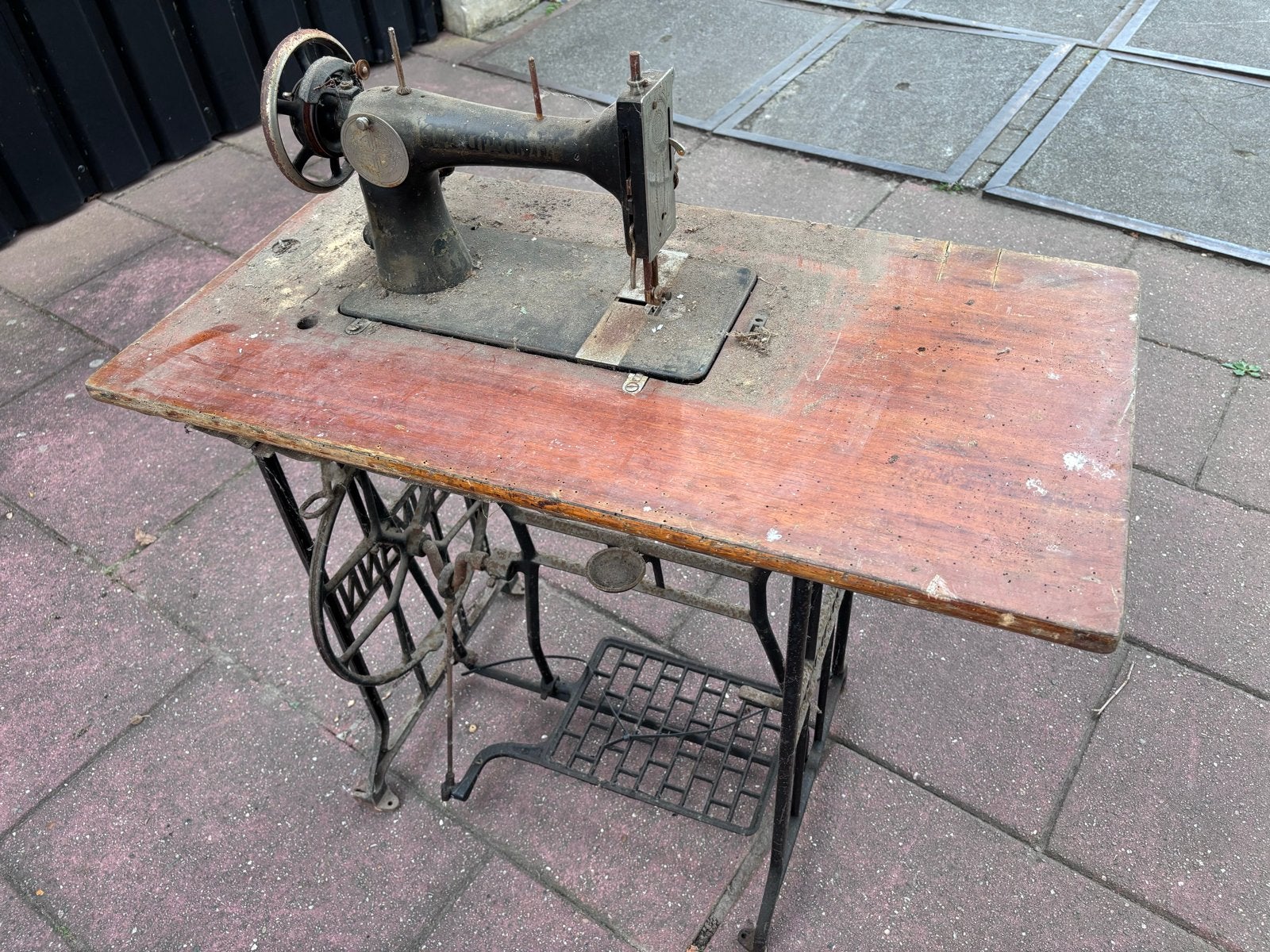 Antieke naaimachine met onderstel, Antiek en Kunst, Ophalen