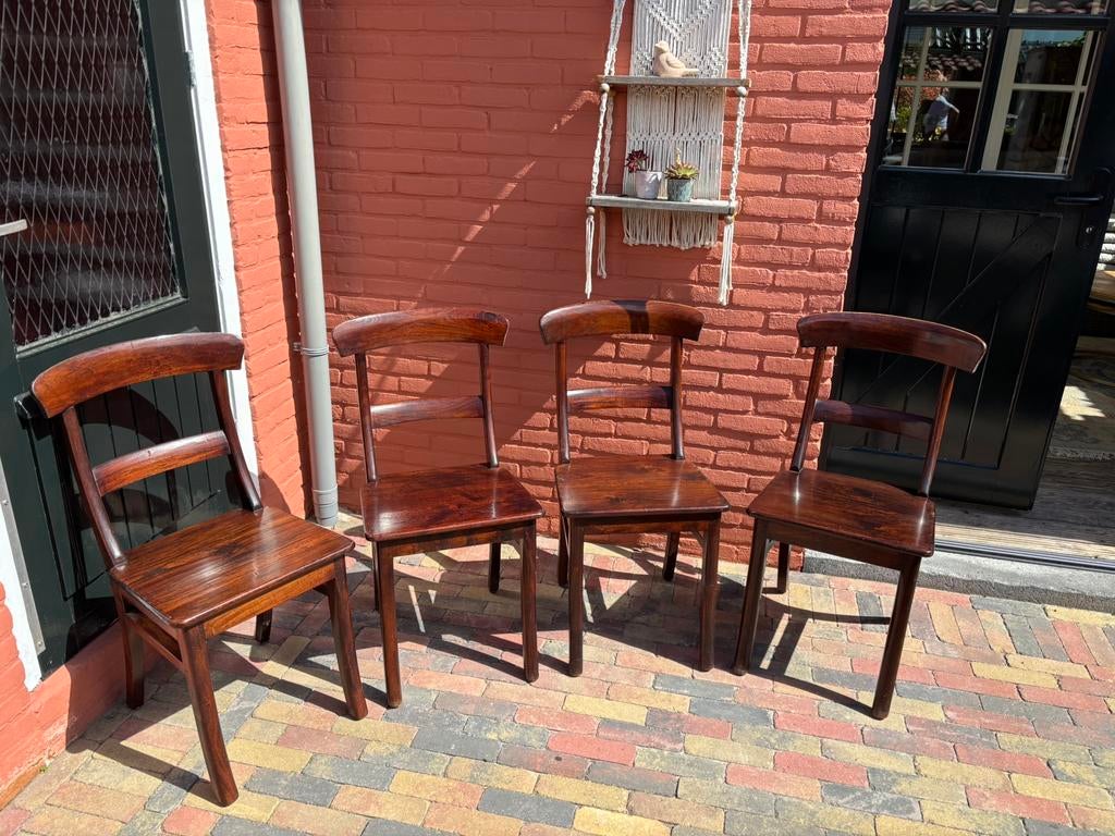 4 degelijke houten stoelen. Tree cycled EMI, Huis en Inrichting, Stoelen, Ophalen, Bruin, Zo goed als nieuw, Vier
