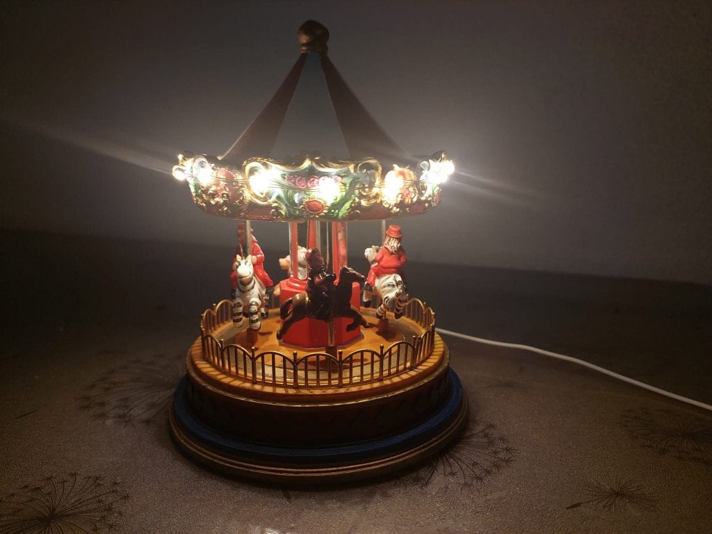 Kerstdorp Verlichte & Draaiende Carrousel Draaimolen, Ophalen of Verzenden, Zo goed als nieuw
