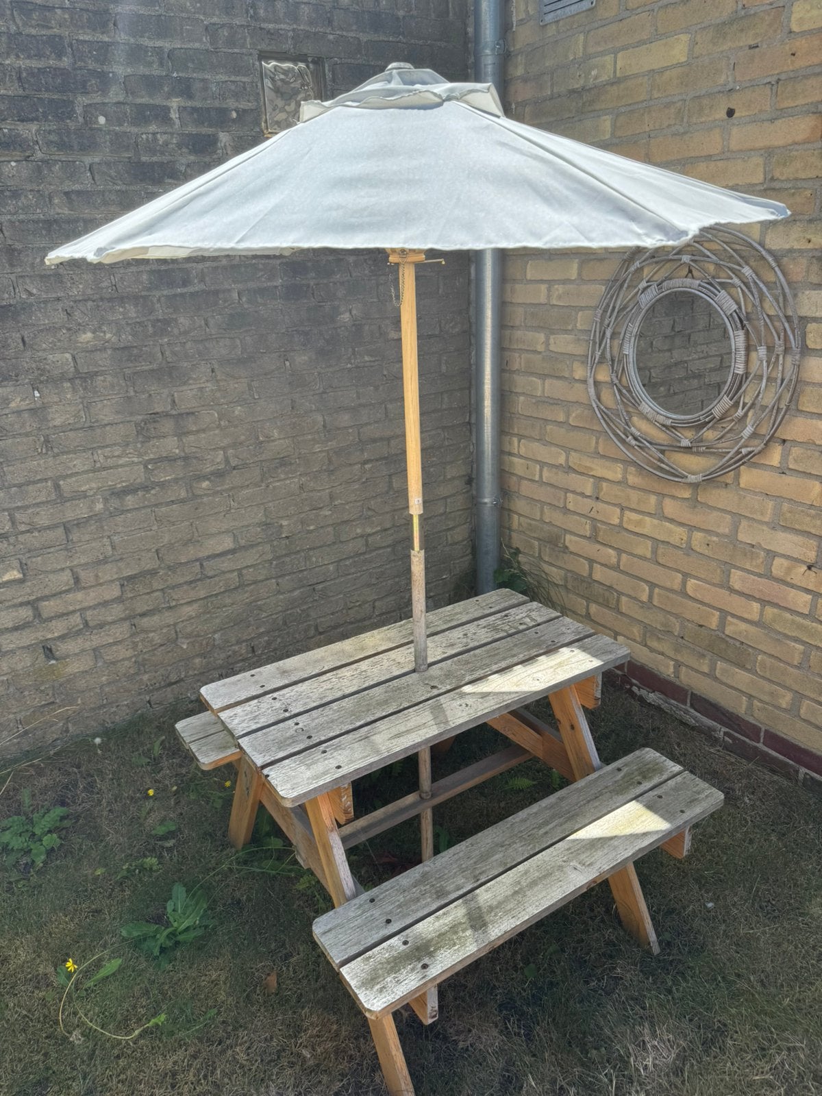 Gezellig tafeltje met parasol kindjes, Ophalen, Zo goed als nieuw, Rond, Hout