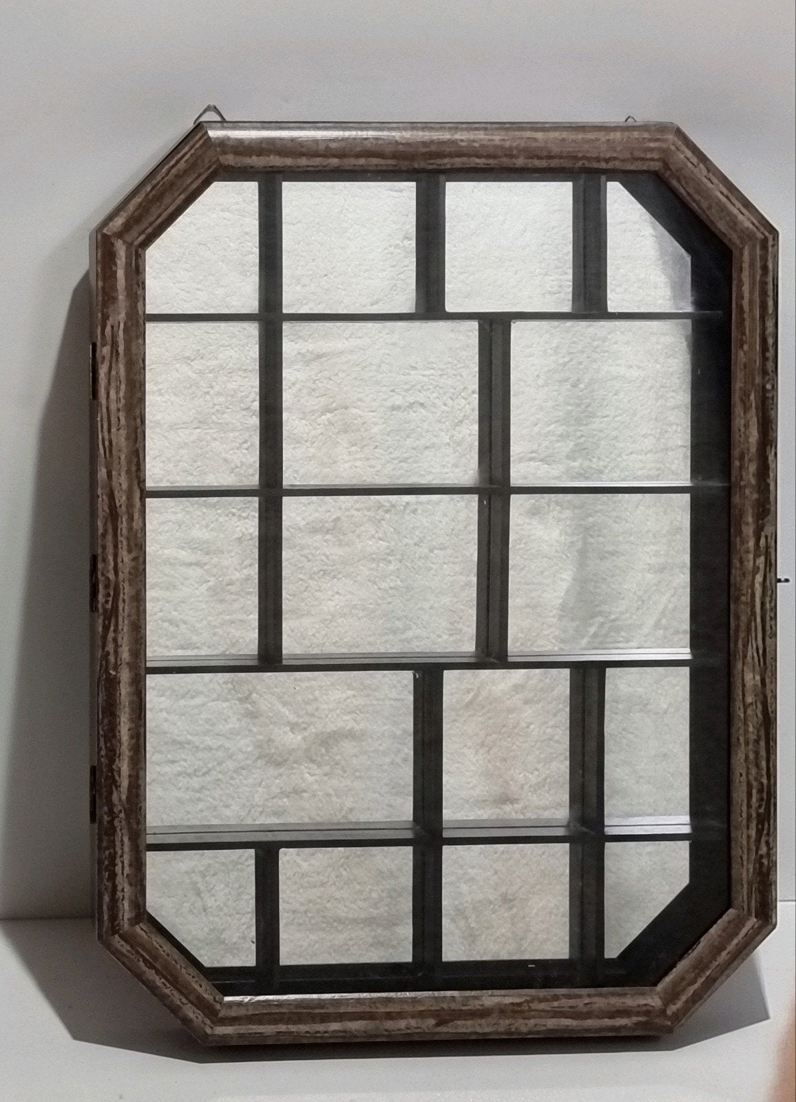 Vintage wandvitrinekastje/letterbak met spiegel en deurtje., Gebruikt, 31 cm, Achter glas, Hout