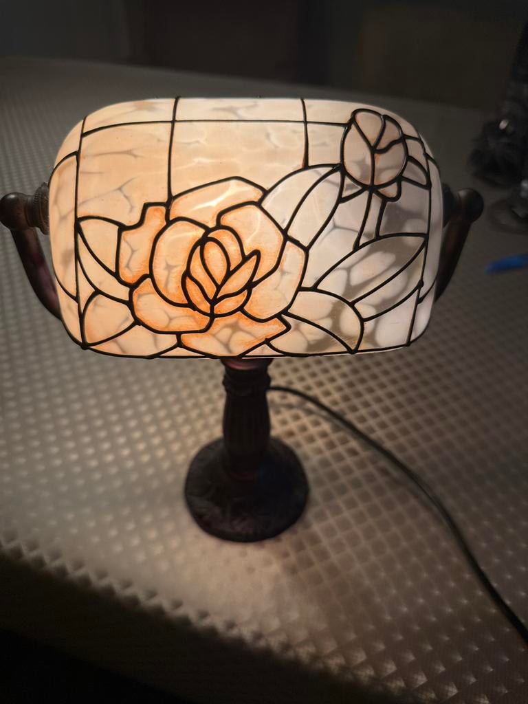 Tiffany stijl tafellamp met rozenmotief, Huis en Inrichting, Lampen | Tafellampen, Ophalen of Verzenden, Zo goed als nieuw, Glas