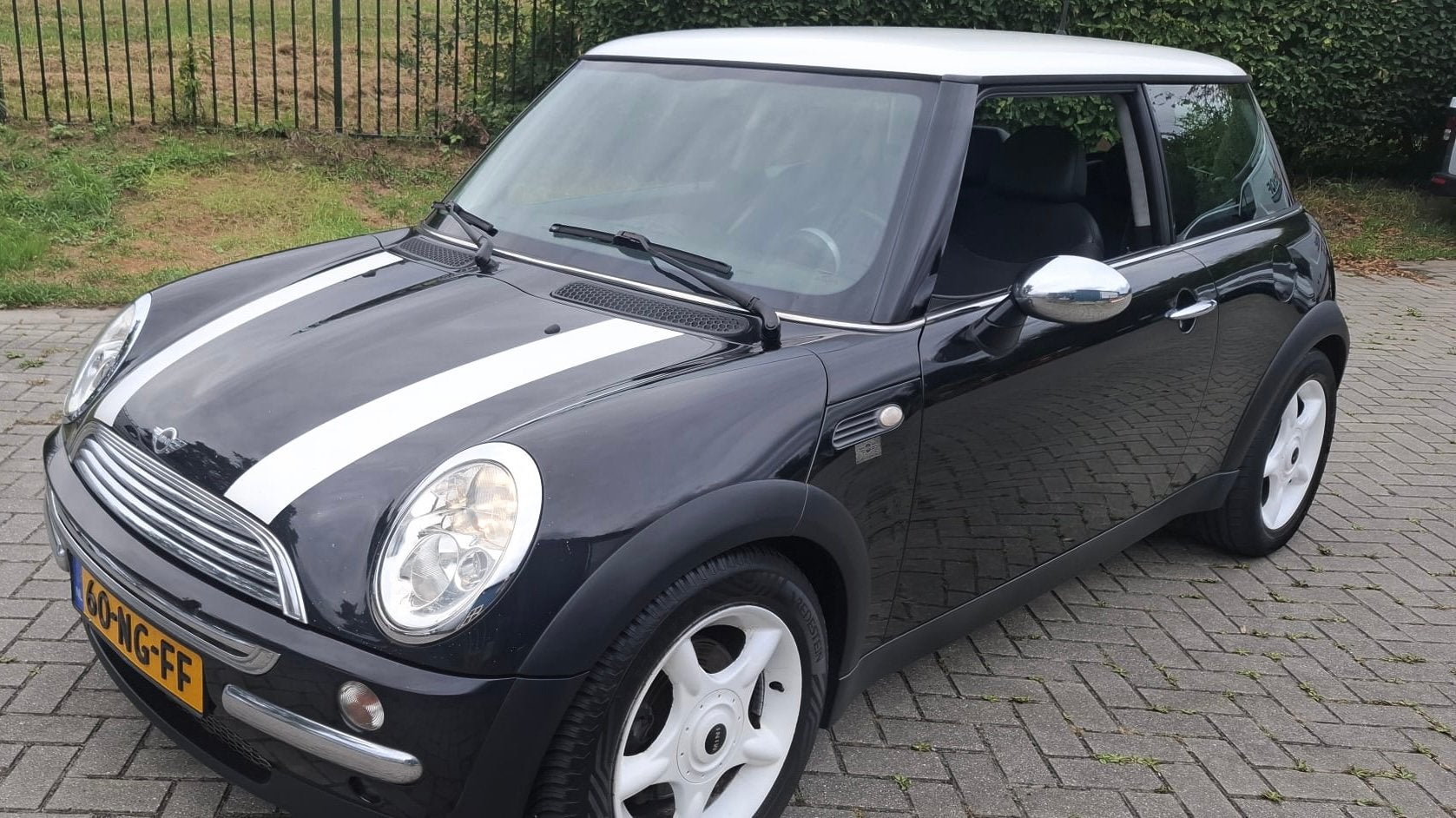 Mini Cooper 1.6 16V 2003 Zwart Airco, Sportvelgen, Auto's, Mini, Voorwielaandrijving, 15 km/l, Lichtsensor, Zwart