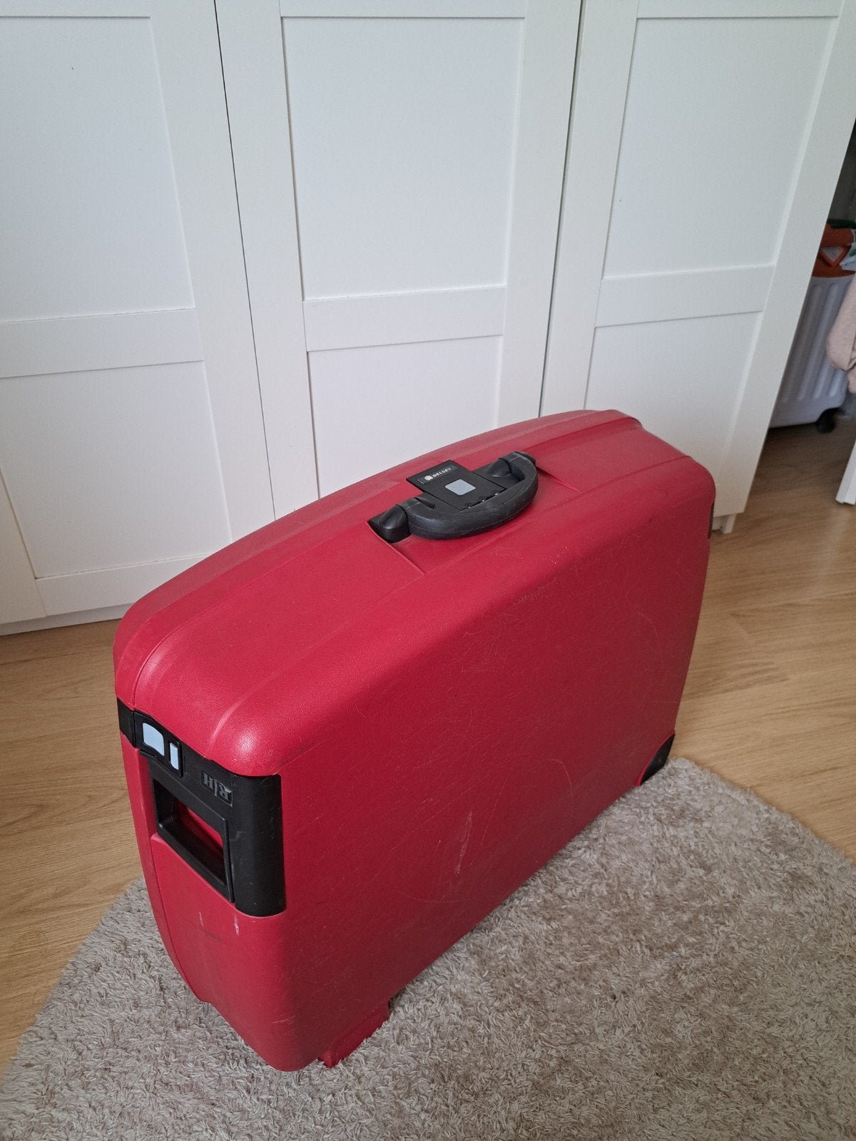 Delsey rode koffer met slot en wieltjes, Sieraden, Tassen en Uiterlijk, Koffers, Gebruikt, Hard kunststof, 70 cm of meer, Ophalen