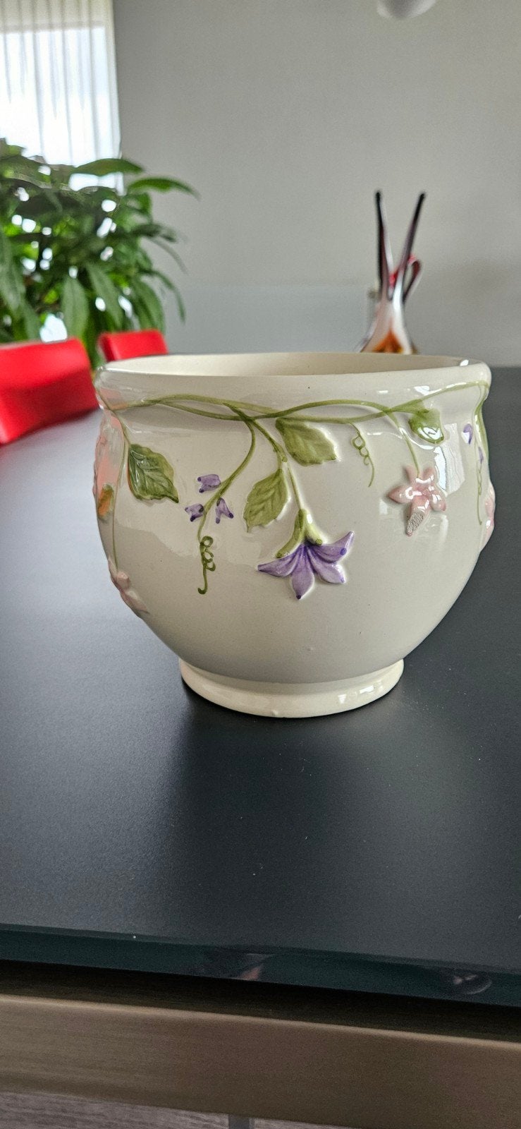 Decoratieve bloempot met bloemenreliëf, Ophalen, Gebruikt, Natuurlijk materiaal, 17 cm