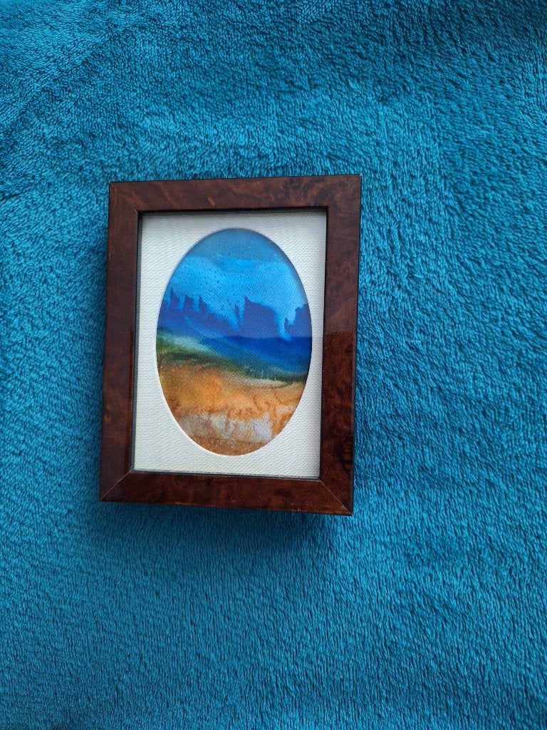 Schilderijtje. Geschilderd op zijde. Notenhoutenlijstje 9x13, Minder dan 50 cm, Ophalen of Verzenden, Zo goed als nieuw, Schilderij